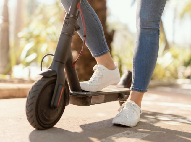 Чи ввели заборону електросамокатів у скверах і парках: що вирішили у Сваляві