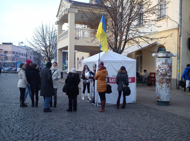У центрі Мукачева збирають підписи за відставку уряду Азарова та у підтримку євроінтеграції України (ФОТО)
