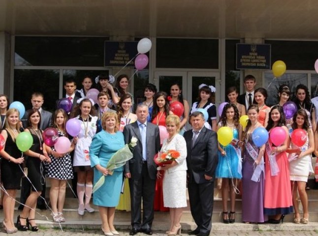 У залі Мукачівської районної ради відбулося нагородження кращих випускників 2013 року