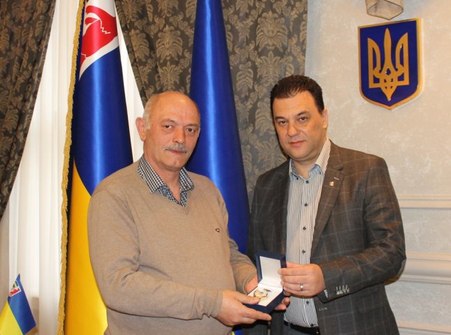 Голова Верховної Ради передав цінний подарунок закарпатцю через Михайла Рівіса