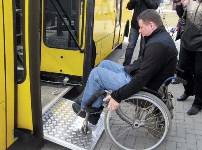 У Мукачеві планують купити новий автобус, обладнаний спеціально для інвалідів (ВІДЕО)