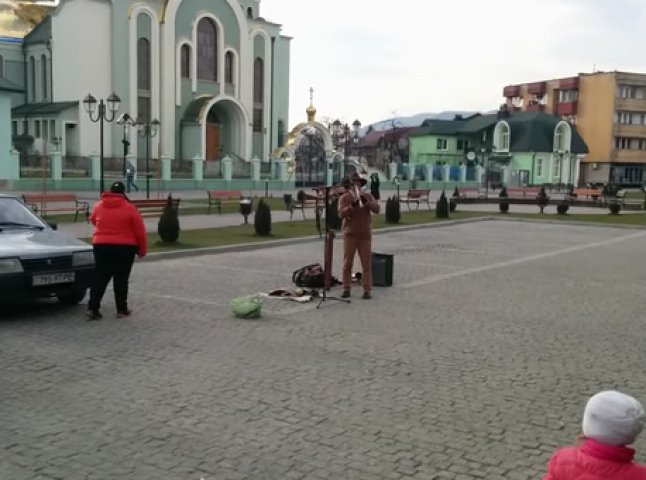 Вуличний музикант виконав у центрі Хуста Гімн України на сопілці (ВІДЕО)