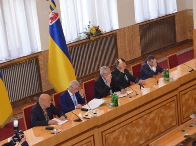Навколо виборів голови Закарпатської обласної ради розгорівся скандал 
