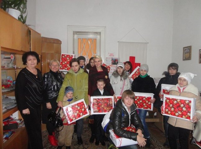 Берегівські активісти подарували дітям переселенців солодкі подарунки