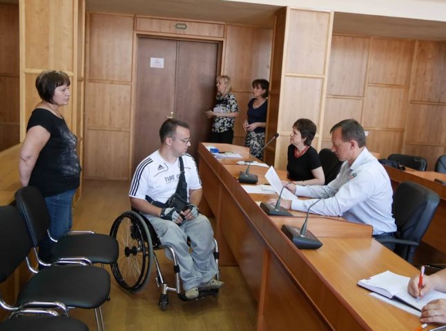 Мер Ужгорода проведе зустріч з таксистами через ситуацію з перевезенням людей з обмеженими можливостями