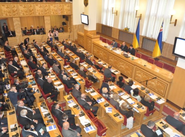 Депутати Закарпатської облради висловили стурбованість щодо подій на Сході та закликали мирно врегулювати конфлікт
