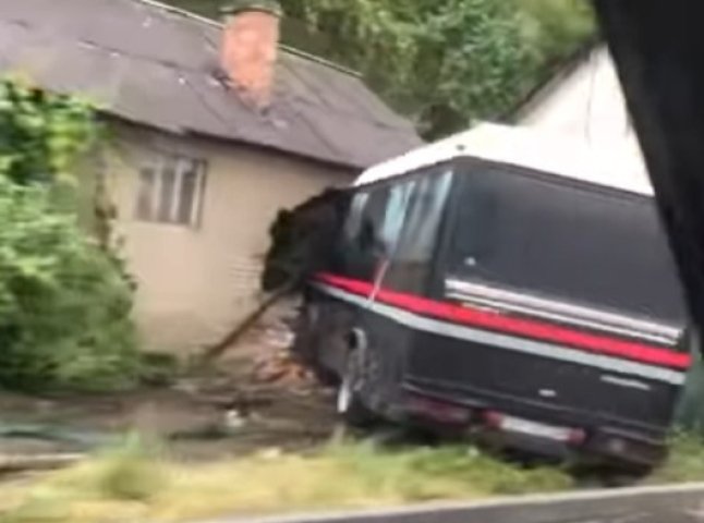 На Закарпатті автобус протаранив будинок: у мережі показали відео