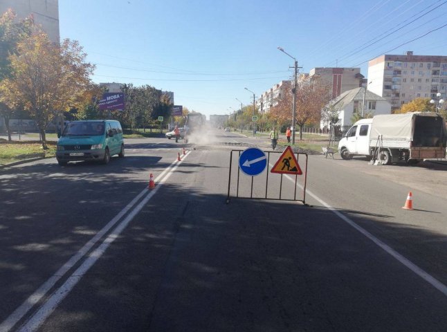 На одній із вулиць Мукачева демонтували "лежачих поліцейських"