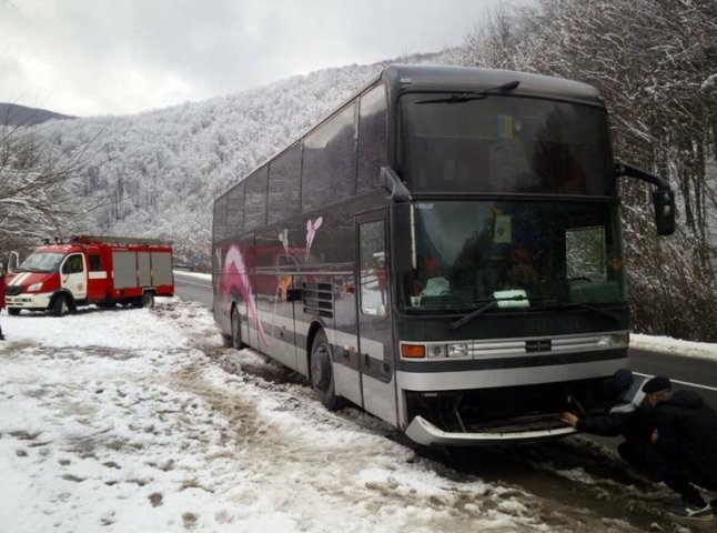 Автобус, який виконував міжнародний рейс, застряг на Закарпатті