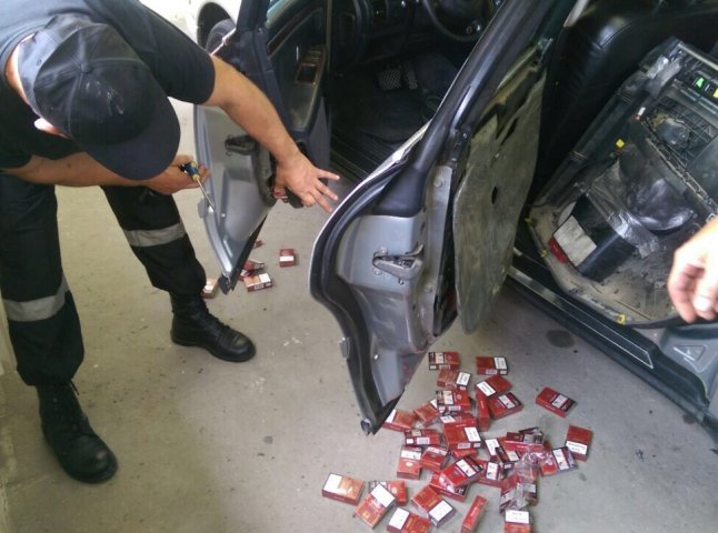 У Солотвині в автівці прикордонники виявили майже 7 тисяч пачок цигарок