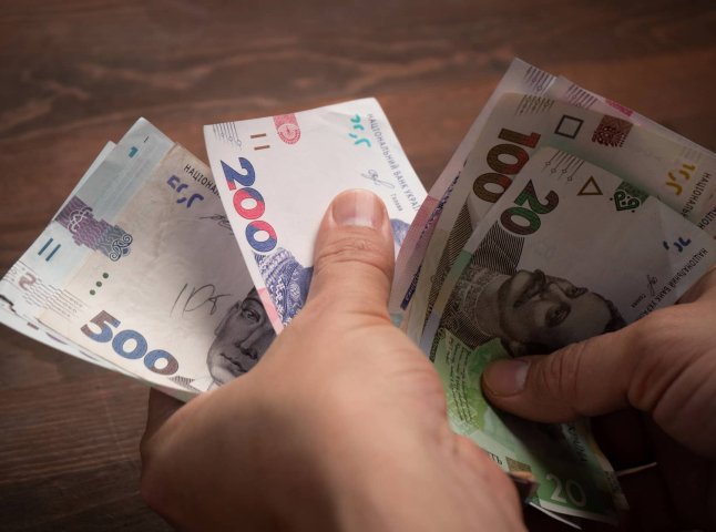 Деяким працівникам у травні гарантовано дадуть 2000 гривень доплати: хто у списку