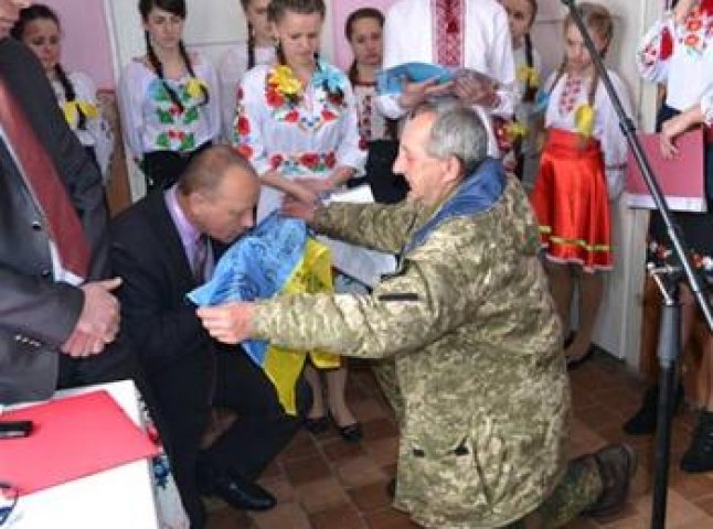 На Тячівщині встановили та освятили меморіальну дошку на честь загиблого у зоні АТО військовослужбовця