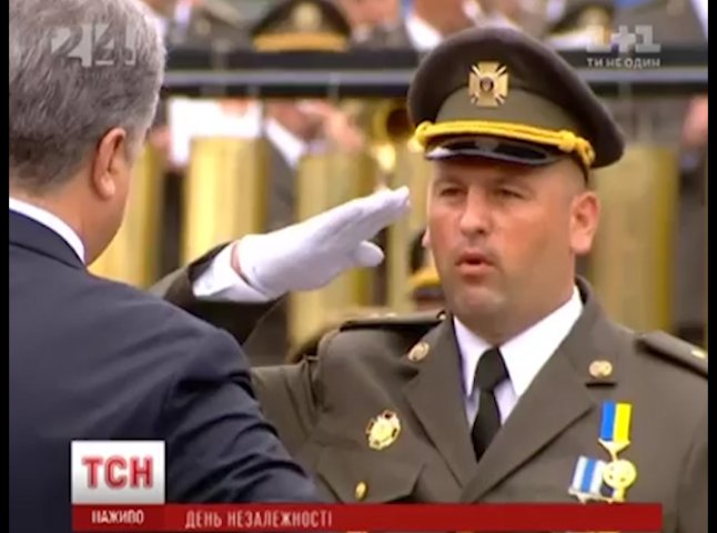 Героїчний закарпатець отримав у Києві із рук президента бойовий прапор