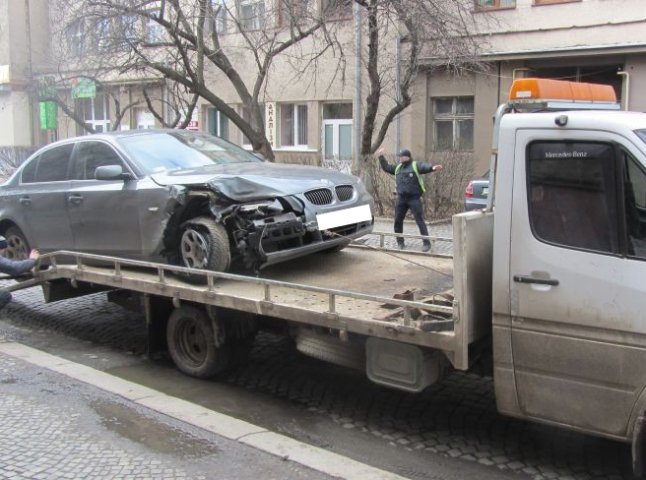 В Ужгороді "BMW" в’їхало у два автомобілі. Водій з місця пригоди втік