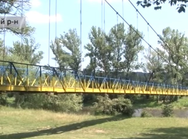 Ура-патріотичний, але аварійний: один із підвісних мостів на Ужгородщині – у жахливому стані