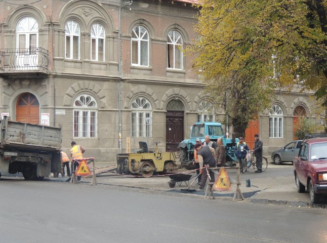 У Берегові ремонтують міський бульвар (ФОТО)
