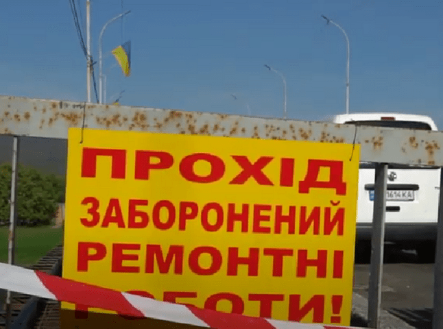 На одному із мостів Мукачева триває аварійний ремонт тротуарів