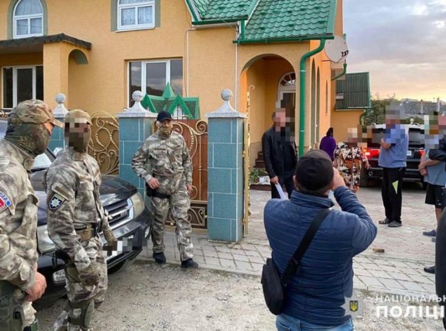 Обшуки у закарпатському селі: правоохоронці навідались до очільника злочинної банди