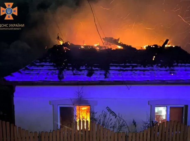 Рятувальники спільно з добровольцями ліквідували пожежу в житловому будинку
