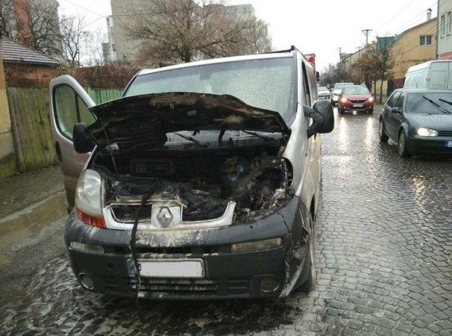 Рятувальники розповіли, чому міг загорітися мікроавтобус у Мукачеві
