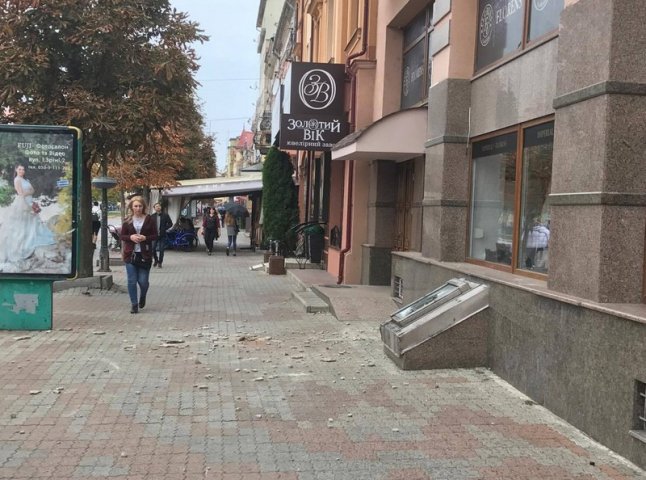 У центрі Мукачеві з будівлі впав великий шматок штукатурки