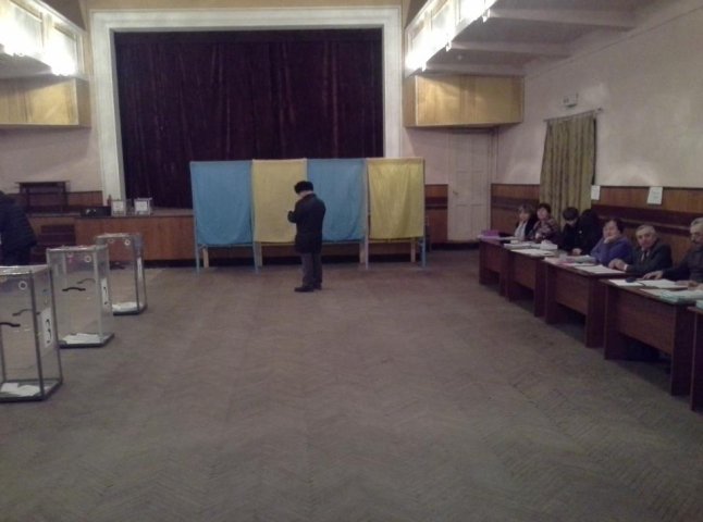 У Мукачеві проголосували вже майже 9 тисяч виборців