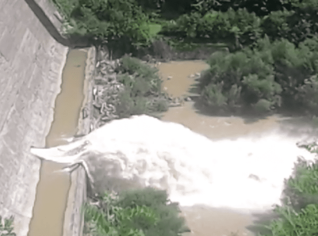 У мережі показали відео, як скидають воду із Вільшанського водосховища