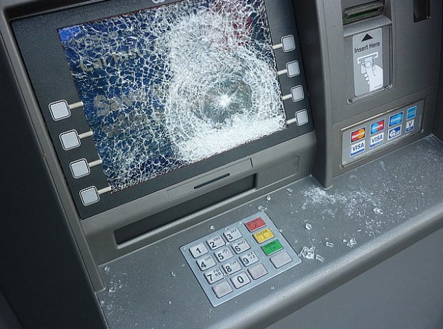 В ужгородському вокзалі мешканець Свалявщини розбив монітор банкомату