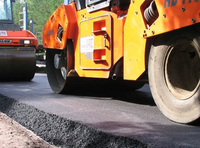 На Закарпатті ремонтують дорогу у прикордонній зоні