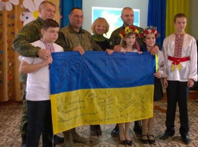 Школярі Артемівська привітали закарпатських військових з Днем Збройних Сил України