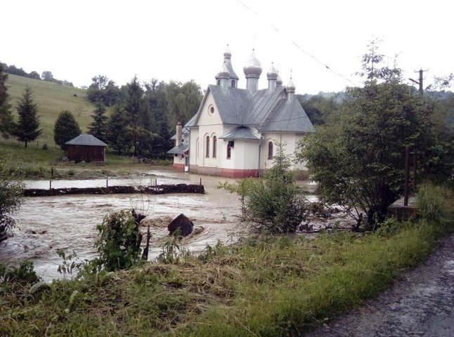 Церква у воді: ще одне село на Закарпатті постраждало від негоди