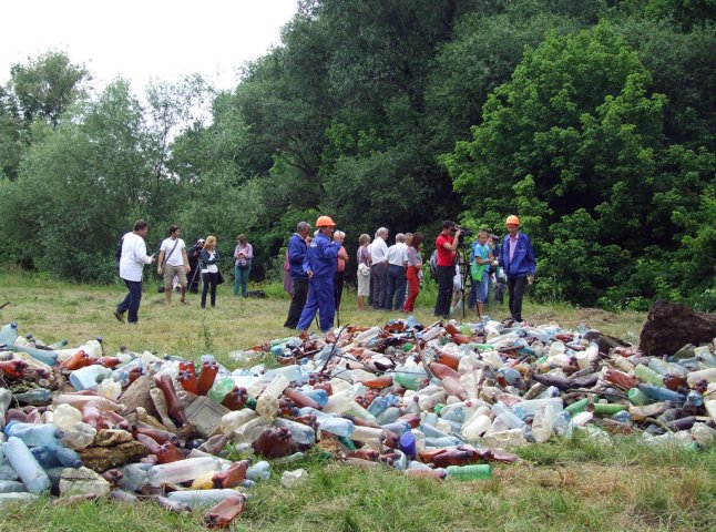 Затор із сміття на Боржаві розчистили спеціальним крабом у день Дунаю на Закарпатті