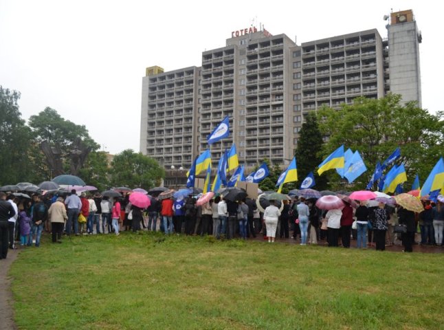 Прокуратура міста Ужгорода організувала перевірку за фактом участі  держслужбовців у мітингу