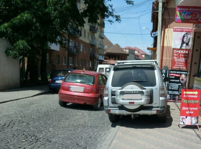 "Олені" у Мукачеві паркуються на тротуарах