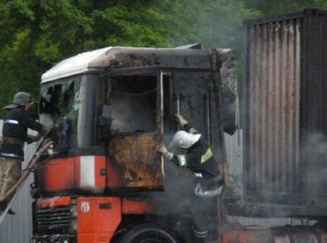 На Ужгородщині невідомі підпалили дві вантажівки
