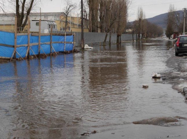 Одна із вулиць Ужгорода вже третю добу затоплена