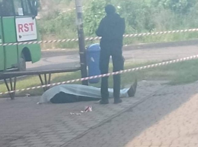 Вранці на автобусній зупинці знайшли труп