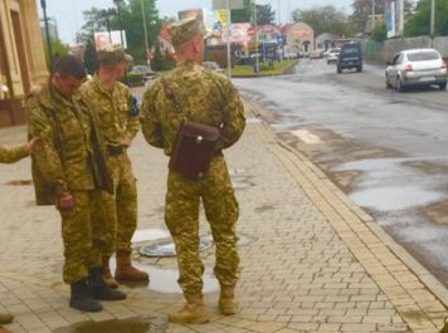 В Ужгороді біля залізничного вокзалу затримали нетверезого військового