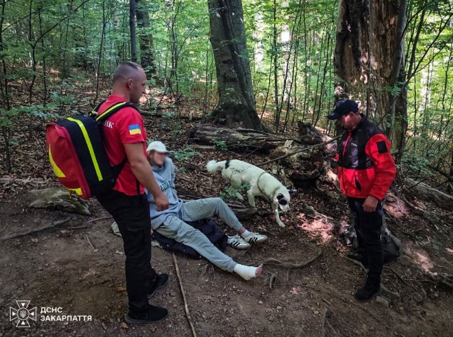 Гірські рятувальники евакуювали травмовану туристку на Мукачівщині