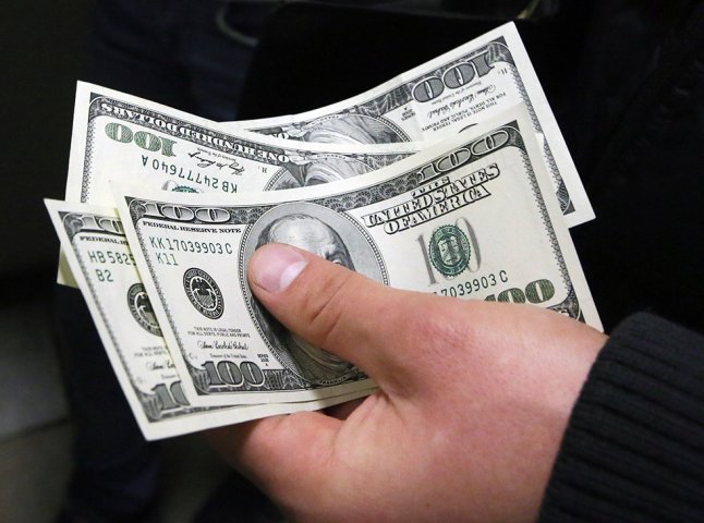 Долар почав дешевшати: курс валют на сьогодні