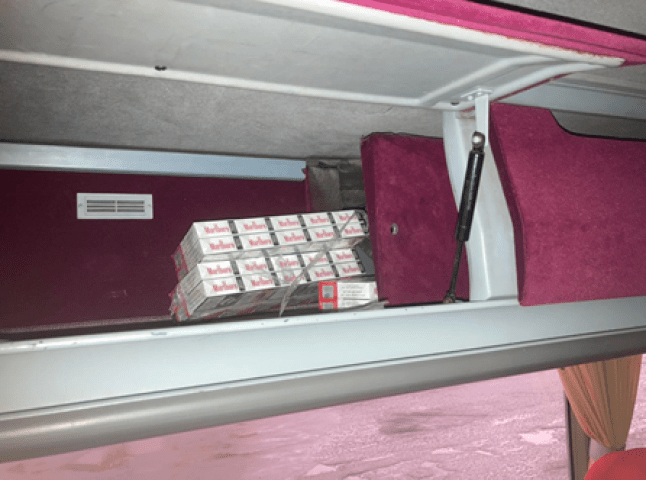 У рейсовому автобусі знайшли контрабандні сигарети