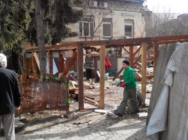 На вулиці Волошина в Ужгороді розбирають терасу, на її місці буде будинок