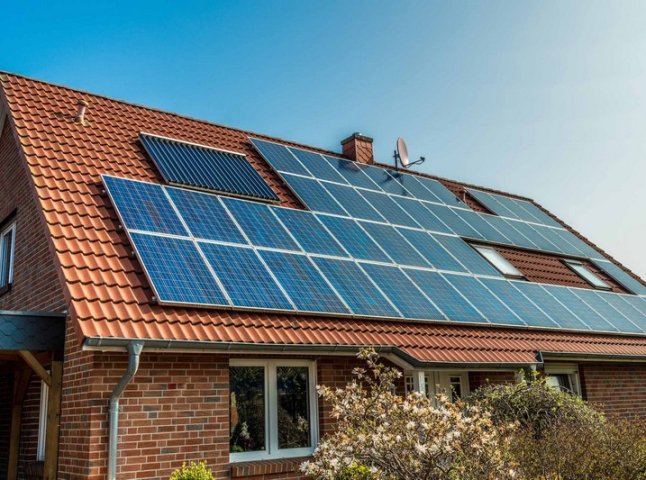 "Бум" сонячної енергетики: все більше закарпатців встановлюють приватні сонячні міні-станції