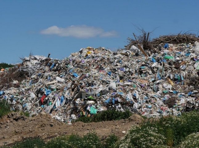 Ужгородське сміттєзвалище переповнене: шар сміття заввишки 18 метрів