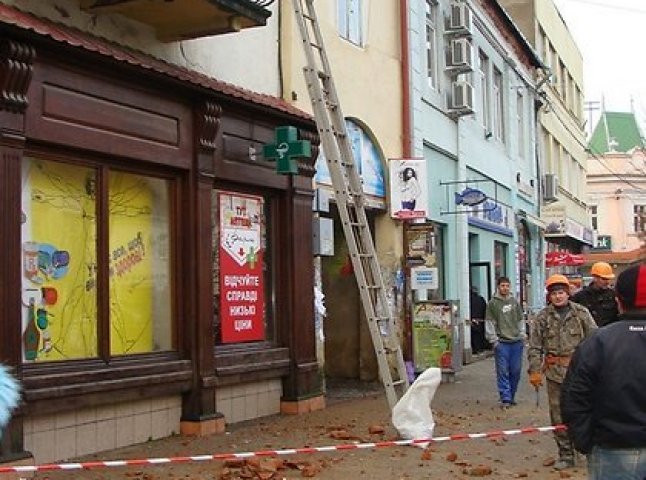 Через непогоду, рештки пам’яток австро-угорської архітектури сипляться мукачівцям на голови