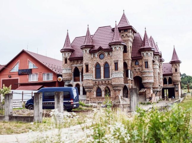 Проект "Ukraїner" показав закарпатське село з елітними віллами