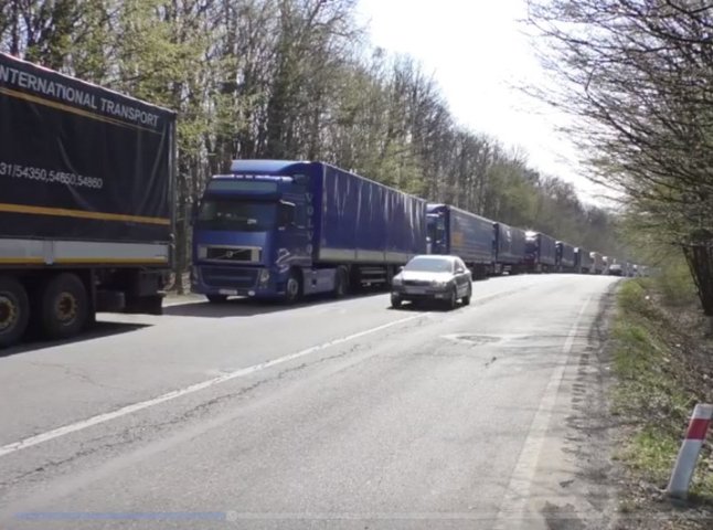 Біля кордону утворилися кілометрові черги з вантажівок