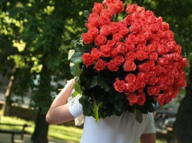 На скільки прийдеться розкошелитись чоловікові на квіти коханій жінці до 8 Березня (ВІДЕО)