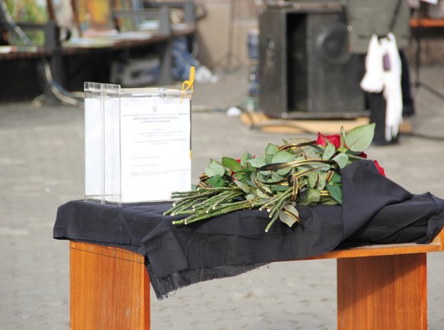 Під час заходів до річниці Майдану ужгородці збирали кошти на підтримку армії (ФОТО)