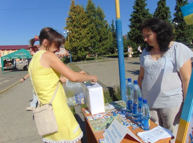 Любителі книг із Хуста допомагають добровольцям батальйону "Айдар" (ФОТО)
